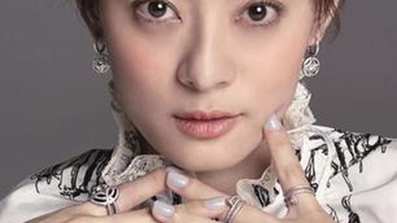 任敏机场穿透薄罩衫惹议网友激辩女星私服尺度边界